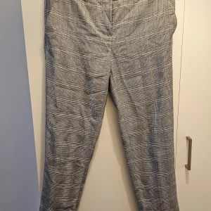 Mjuka "kostymbyxor" - Mjuka "kostymbyxor" i storlek 38 Använd få gånger, inga hål eller fläckar. Kom med bud