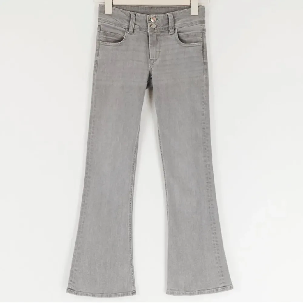 Kollar intresset på dessa jätte fina low waist bootcut jeans från Gina Young då de är för stora💓 Jeansen är även slutsålda och går inte att köpa💞Innerbenslängden: 79cm Midjemåttet: 70cm. Jeans & Byxor.
