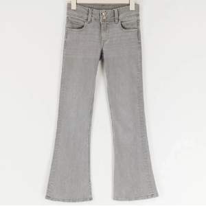 Kollar intresset på dessa jätte fina low waist bootcut jeans från Gina Young då de är för stora💓 Jeansen är även slutsålda och går inte att köpa💞Innerbenslängden: 79cm Midjemåttet: 70cm