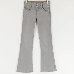 Kollar intresset på dessa jätte fina low waist bootcut jeans från Gina Young då de är för stora💓 Jeansen är även slutsålda och hår inte att köpa💞Innerbenslängden: 79cm Midjemåttet: 70cm