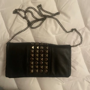 Väska med nitar 💘 - Den är i bra skick, säljer för att den inte kommer till användning. Det är en perfekt väska om man inte vill ha så mycket med sig, nycklar plånbok mobil ect 💘  Ordinarie pris-400