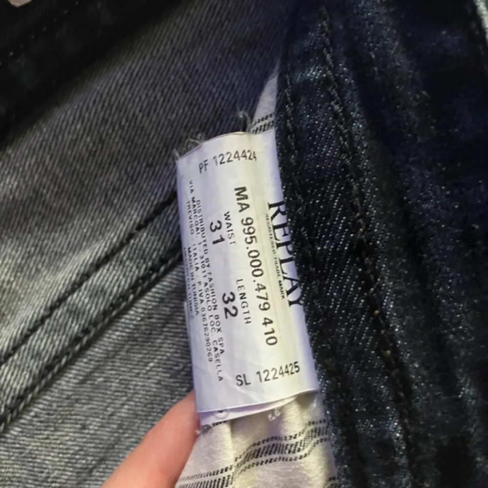 Riktigt snygga fräscha knappt använda Tillbur replay jeans i storlek 31/32. Kolla bilder för mått m.m.   Kan posta samma dag som köp via instabox oftast. Tveka inte o höra av om övriga frågor. Jeans & Byxor.