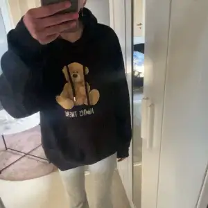 säljer denna mys hoodie då den tyvärr inte kommer till användning längre!💓 lite nopprig men annars inga defekter, kom privat vid behov av fler bilder!  köpare står för frakt!💗