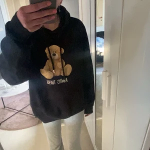 mys hoodie - säljer denna mys hoodie då den tyvärr inte kommer till användning längre!💓 lite nopprig men annars inga defekter, kom privat vid behov av fler bilder!  köpare står för frakt!💗