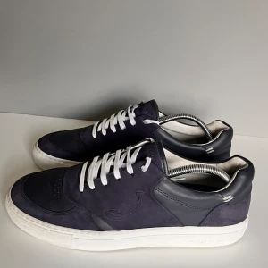 Jacob cohen skor - Säljer ett par ovanliga Jacob Cohen skor i storlek 42, cond 9/10 lite creasing längst fram på ena skon. Tillkommer endast skor.