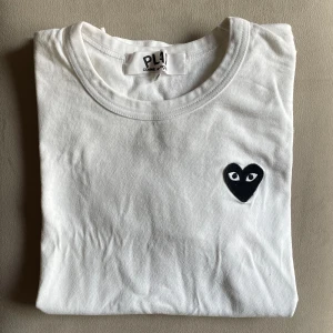 T-shirt - T-shirt från Comme des Garcons i storlek M. Däremot liten i storlek, mer som en xs/s. Har fått fläckar från deo, därav priset.