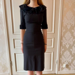 Svart klänning, Stop Staring! - Jättefin svart klänning med stretch. Sammets krage. Storlek M.  Modellen på bilden är 173 cm och har storlek 38 i de flesta andra kläder. Använd 2 gånger. Vi har lagt ner vår klänningsbutik och säljer ut. Ny pris är 2000-3000kr