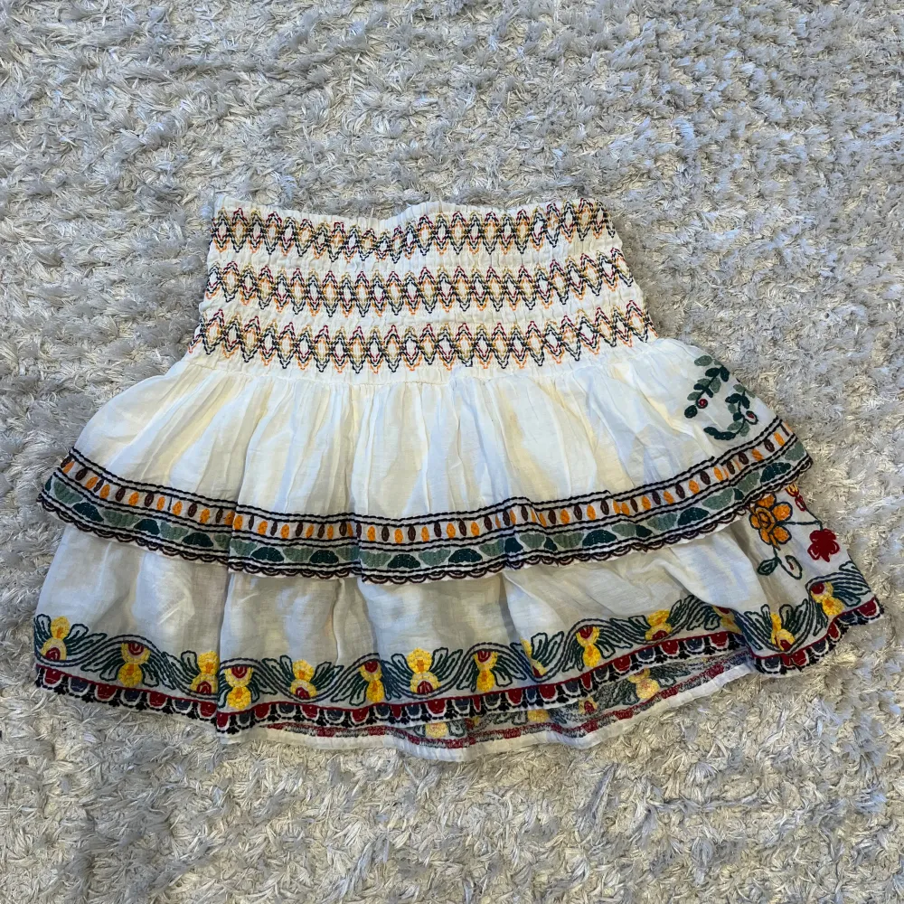 Säljer nu denna snygga kjol som är perfekt till sommaren!!💕💕. Kjolar.