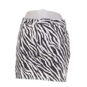 Denim, jeans kjol med zebra mönster. Aldrig använd och inga defekter.