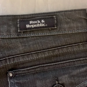 Rock and republic jeans  - Lågmidjade jeans med jättecoola fickor. Säljer då de tyvärr inte kommer till så stor användning. Står ingen storlek men passar mig som har storlek 36. Superfint skick enda defekten är att de har en liten ”ljus fläck” på ena benen (se bild 2)