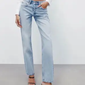 Säljer dessa superfina mid waist jeans från zara. Jeansen har ett hål bak på fickan, men blir mer en snygg detalj! 