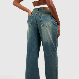 Baggy jeans från Boohoo - Helt nya från Boohoo. Storlek 38. Säljer dessa för att dem är lite för  stora för mig. Jag är 163 lång och jag tycker att dem är lite för långa för min smak. Prislapp och allt sitter på. Har endast testat dem.