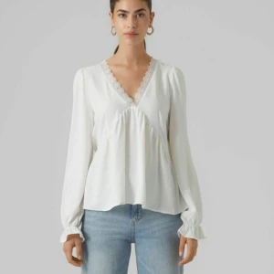 Vit blus - Perfekt blus inför sommaren, skriv för egna bilder, intresse osv❤️❤️