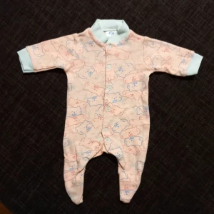 Pyjamas ca strl. 44 - Rosa pyjamas med katter i storlek "early arrival up to 50 cm" från Boots. Bedömer att den motsvarar ca storlek 44 (jämförs mot body i storlek 50 från PoP på bild 4) I fint begagnat skick, inga hål eller fläckar.  Tvättad parfymfritt utan sköljmedel 