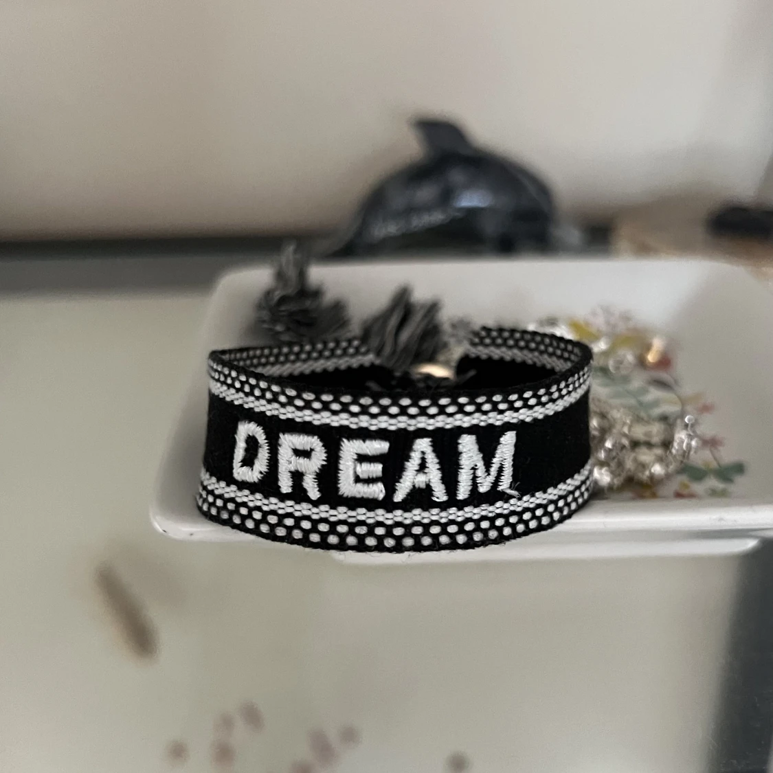 GULLIGT SVART ARMBAND