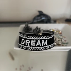 GULLIGT SVART ARMBAND - Super sött armband i svart och vitt 