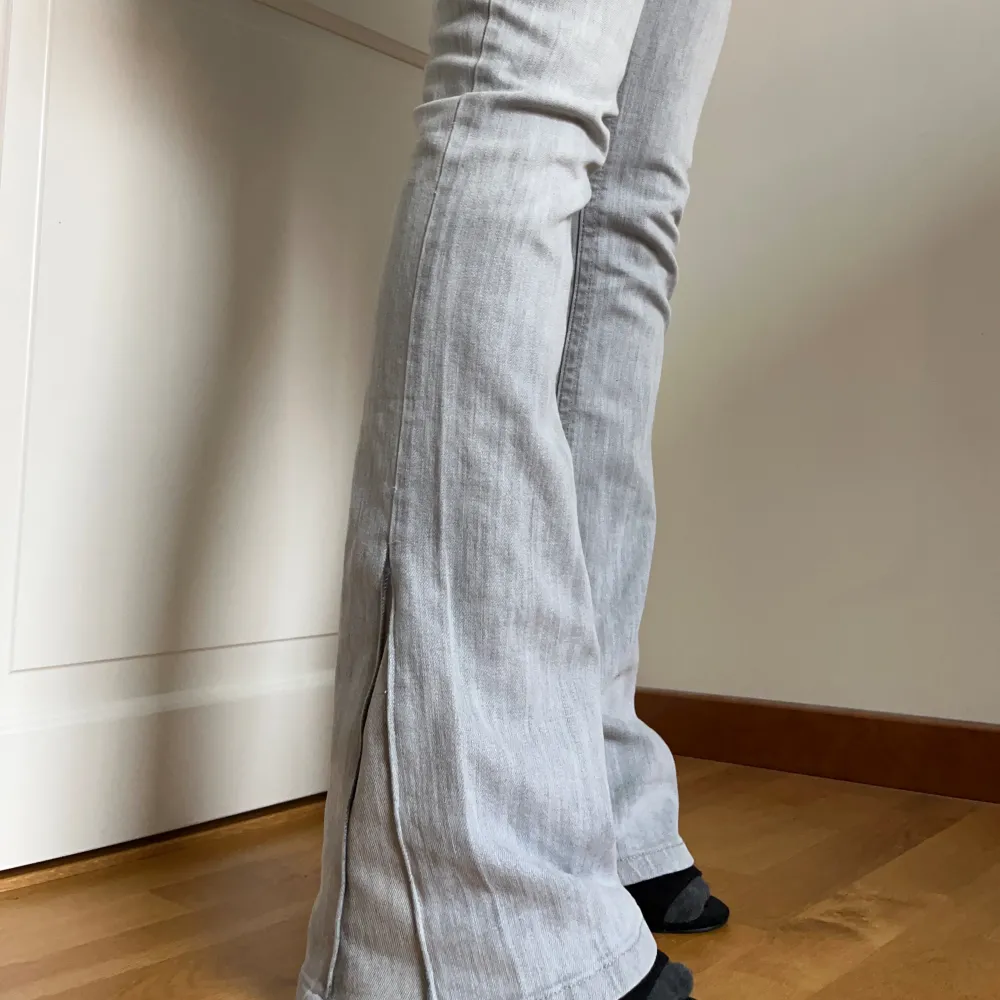 Säljer dessa lågmidjade jeans med en skit snygg färg o ”kilar” som jag själv sytt in för att gör dem mer bootcut!🪩 Midjemått rakt över: 38 cm  Innerbenet: 82 cm  Benbredd: 24 cm. Jeans & Byxor.