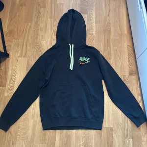 Nike hoodie - En riktigt fet och sällsynt tröja! Köpt på footlocker för 850 ungefär för några år sedan och är därför för liten. Inga defekter alltså 9/10. Hör av er vid funderingar