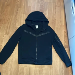 Nike tech fleece - Tjo, jag säljer min tech fleece då den är för liten och inte kommit till användning. Nypris ca 1200kr och skick är 9,5/10. Skriv om funderingar!