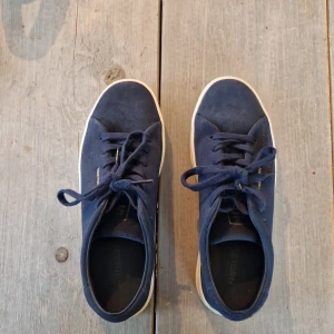 Sneakers herr Tretorn - Säljer dessa mörkblåa sneakers Tretorn, storlek 40. Använda två gåner och är i mycket fint skick