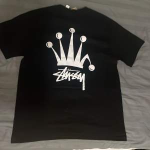 Stussy Tee Crown med svart bas. Kondition är helt ny då baggy fit-en inte var som jag gillade. Alla tags sitter kvar och plastpåse inkluderar! Kontakta vid vidare frågor 👍  OBS⚠️⚠️ kommer ta bort anonsen efter 19/05, Sålänge ingen köper plagget!