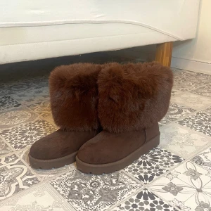 Pälsboots - Boots med fuskpäls från Fashion Nova.  Stl 38  Aldrig använda