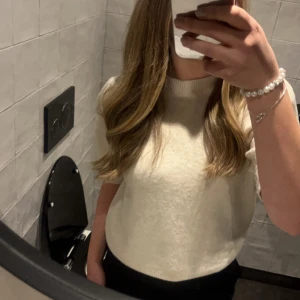 Stickad  - Stickad T-shirt, knappast använd 💗