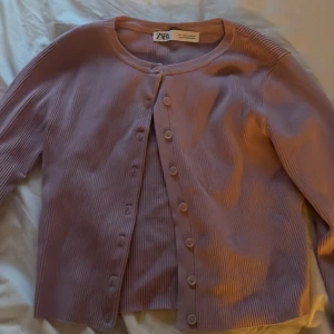 Lilla rosa kofta med knappar  - Fin rosa kofta med knappar från zara knappast använd jätte bra skick 