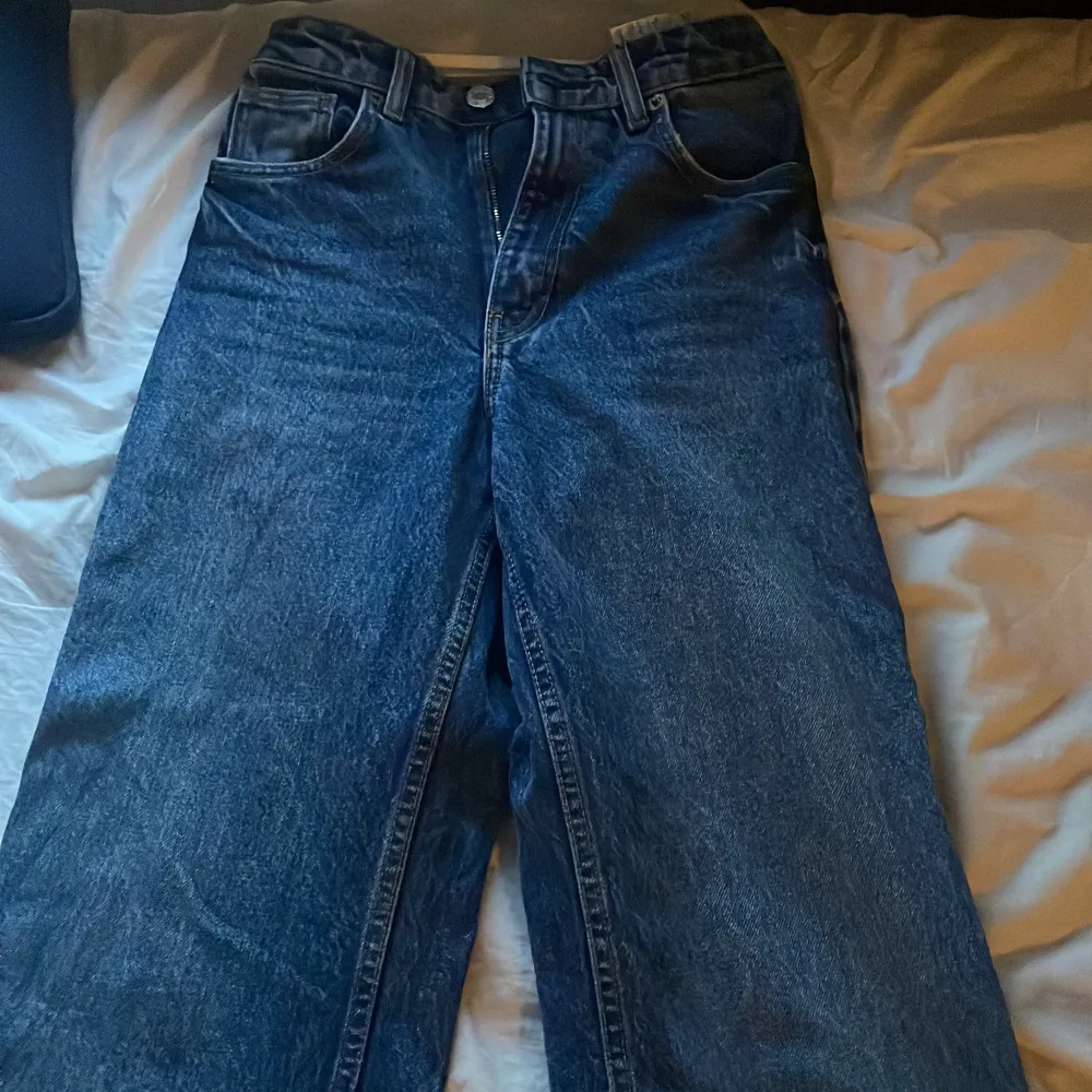 Mörkblåa använd väldigt få antal gånger, bra i lång då jag är 1,63. Jeans & Byxor.