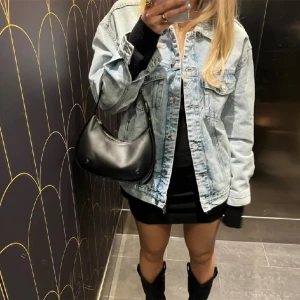 Jeansjacka - Supersnygg oversize jeansjacka, perfekt nu till våren och sommaren!😍❤️‍🔥 Köpte här på plick men säljer då den är för stor. (Lånade bilder💖) S men funkar även som M