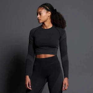 Träningströja seamless - Endast testad! OBS BRUN Sömlös funktionströja i snabbtorkande och följsamt material. Rund hals och raglanärm. Förlängd ärm med tumhål i ärmslut. Bred ribb i ärmslut samt nederkant.  