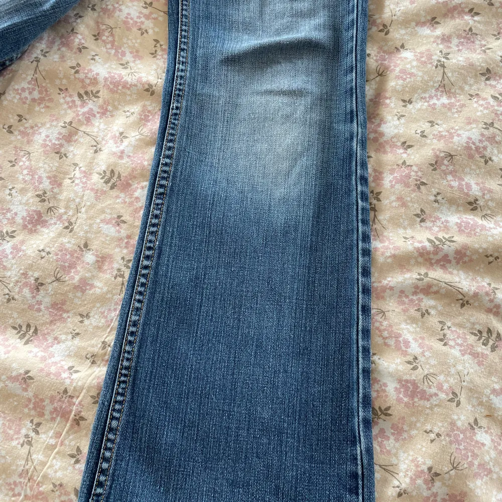 Så snygga bootcut jeans som jag köpt second hand men de var tyvärr för små för mig 🌸 vet ej vad det är för märke tyvärr . Jeans & Byxor.