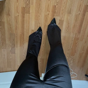Byxor i satin  - Oanvända byxor i satin. Väldigt sköna och stretchiga! Storlek 38 och passar både mindre och större skulle jag säga 💕  Raka men med bootcut nere vid smalbenen! Sitter bra på mig som är 168!💕