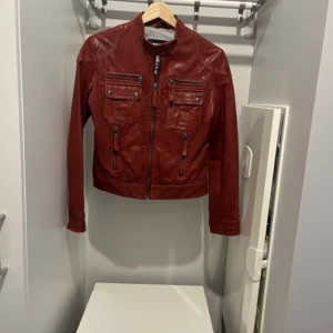 Jacka Derimod - Storlek 37(s), endast använd 2 ggr, äkta läder 100 procent 