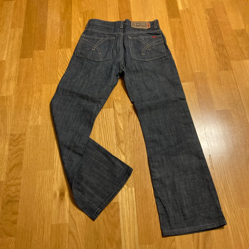 Baggy bootcut jeans med fet textur. Mörk gråblå färg som sitter lite flared o går lätt över skorna. Skriv för frågor mm 100cm längd, 38.5 i bredd och 23.5cm i benöppningen.. Jeans & Byxor.