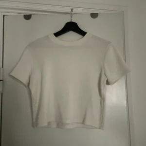 Stickad t-shirt - Jättefin stickad vit t-shirt