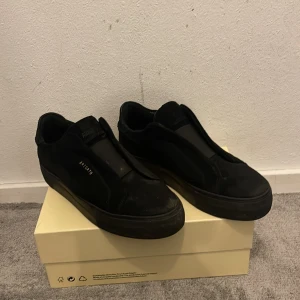 Axel arigato skor hel svarta - Ett par riktigt snygga skor för sommaren i bra skick och box ingår.