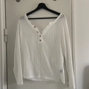 Långärmad - Jättefin långärmad men fina detaljer Passar tex superbra som strandplagg att slänga över bikinin