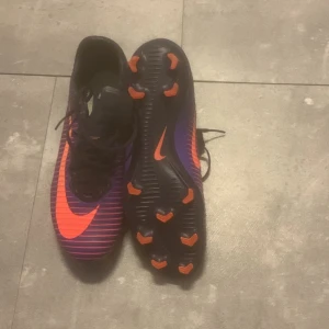 Nike fotbollsskor - 40,5