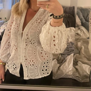 Tröja  - Säljer denna fina tröja då den ej kommer till användning❤️ använd 2ggt 