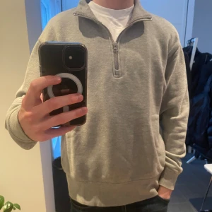 Zara halfzip  - Säljer denna halfzip från zara. Storlek S. Väldigt fint skick. Nypris runt 500 mitt pris 199