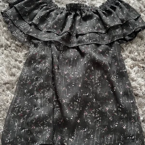 neo noir blus  - så söt blus som både går o ha off shoulder, one shoulder och vanligt över axlarna🩷inga defekter, som ny🥰