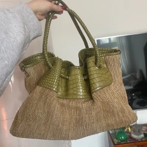 Hobobag🙌 - Superfin! Enbart magneten som ”stänger” väskan som är skadad❤️ Annars i sjperfint skick!💓Från David Jones!