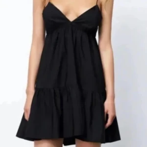 Svart klänning - Superfin klänning från zara SLUTSÅLD Svart Fint skick  Aldrig använd, för kort för mig