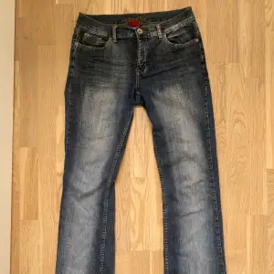Låga bootcut jeans med snygga bakfickor💓 Strorlek 35, men de är väldigt stretchiga så passar nog S-M! Bra i längden på mig som är 173.  Hör av dig vid frågor!!