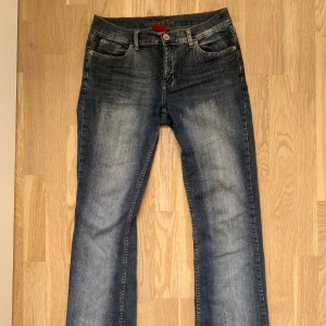 Lowrise Bootcut jeans  - Låga bootcut jeans med snygga bakfickor💓 Strorlek 35, men de är väldigt stretchiga så passar nog S-M! Bra i längden på mig som är 173.  Hör av dig vid frågor!!