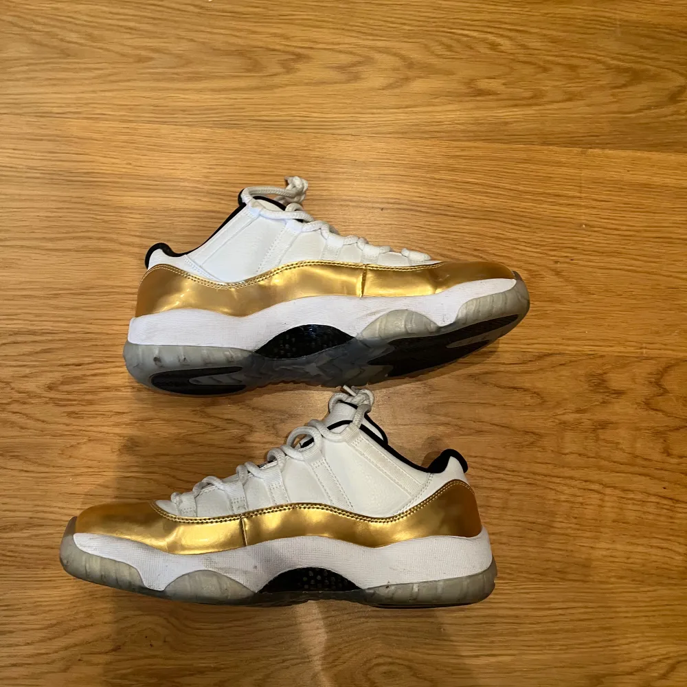 Jordan 11 Retro Low Strlk 9/42.5. Lite använda, kommer med låda. . Kengät.