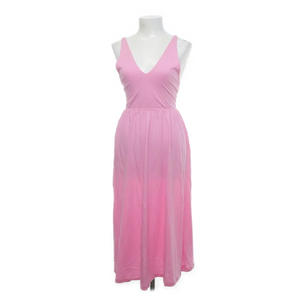 Supersöt rosa klänning. Köpt på Sellpy helt ny, jag har endast använt den 1 gång. Storlek 36. Klänningar.