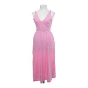 Supersöt rosa klänning. Köpt på Sellpy helt ny, jag har endast använt den 1 gång. Storlek 36