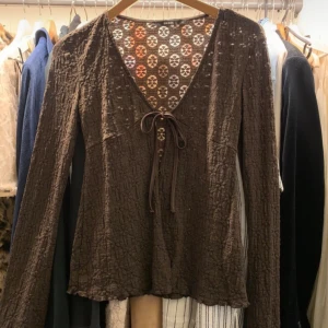 Brun blus - Brun blus med utsvängda ärmar, i fint skick!